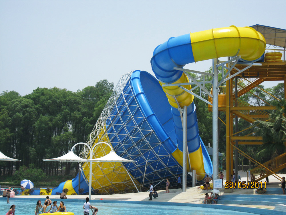 Water park construction is a complex engineering project involving many factors.